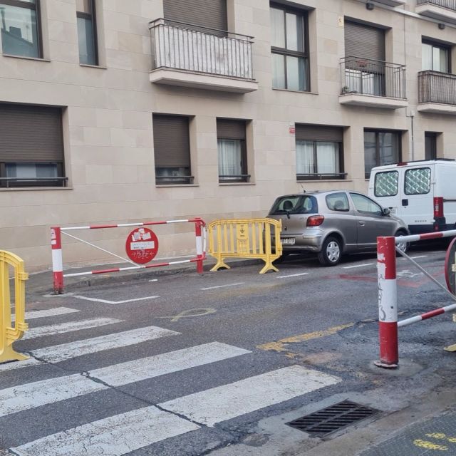 La setmana passada @sabadell_cat ens va instal·lar barreres permanents a l'entrada del carrer per poder tallar el trànsit durant les entrades i sortides de l'escola. 👏👏
#caminsescolars.
@avlacreualta, @ampasamuntada, @afaribatallada, @ampacreualta, @ampaescolabertran, @escolatarres, @unbarriperviure #recuperemlaciutat