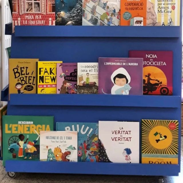 Des d'aquest Sant Jordi, la biblioteca de l'escola ja té un munt de llibres nous adquirits amb el suport de l'AFA 📚.
Segur que les classes els gaudiran moltíssim😊!!
.
.
#comissióbibliotecaafaribatallada 
#afaribatallada 
#estimularlalectura