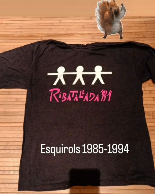 Samarreta de la classe dels Esquirols que van ser a l'escola del 1985 al 1994. Ens la va enviar la @mimifrias76 ! Moltes gràcies!🤗
Quina passada! Quan vam començar el repte no sabíem que trobaríem samarretes tant antigues, ni que es fessin des de tan de temps enllà! 
La van encertar @flowerylass i @nu.gonza 🙌🙌
.
.
#reptesamarretesribatallada
#seralaprimera?