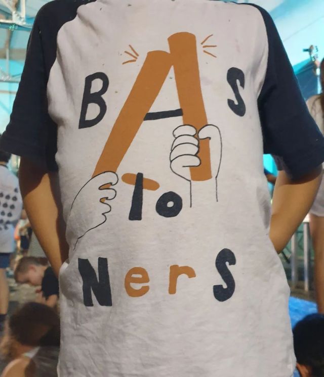 Aquesta és la samarreta que va dissenyar la classe dels Bastoners que aquest any ja han començat l'institut. 
Per l'escola se'n veuen moltes i fa que ens recordem d'ells i d'elles. Se'ls troba a faltar!!
Segur que els va de meravella!
.
Una forta abraçada Bastoners i Bastoneres!💙💙
.
.
#bastonersdelribatallada 
#reptesamarretesribatallada 
#promoRibatallada2014-2023
